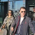 (Video) Drže se za ruke i ne skidaju osmeh sa lica: Sreli smo Tanju Savić sa dečkom na aerodromu