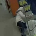 Bizarna scena u supermarketu: Baba sve odglumila za oskara kako bi dobila odštetu, a sad joj se smeje ceo svet (video)