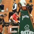FOTO Novak hramljao ka klupi: Odmah je utrčao doktor