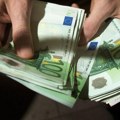 Žena pronašla 5.500 € u dvorištu! Zaboravila da ih je tu ostavila, pa potrčala u banku, a oni je odbili! Napravila haos