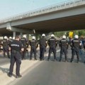 Veliki broj pripadnika policije i Žandarmerije u Čačku zbog najavljene blokade naplatne rampe u Pakovraću