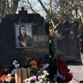 Grob pun cveća, ali porodice nema: Evo šta smo zatekli na grobu Ksenije Pajčin na 16. godišnjicu njene smrti