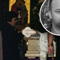Porodica Saše Katančića prima saučešće u crkvi: Pevač utučen stigao među prvima, ćerka nosi jednu ružu