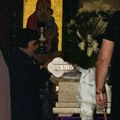 Porodica Saše Katančića prima saučešće u crkvi: Pevač utučen stigao među prvima, ćerka nosi jednu ružu