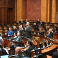 Poslanici opozicije na sednici Skupštine Srbije: “ Izmene izbornih zakona ‘kozmetičke promene’ i ne rešavaju ‘ključne…