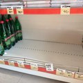 Za pola sata prodato preko 30 paketa vode: Panika u Čačku zbog nestašice; Tokom dana ispražnjeni rafovi FOTO