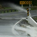 (Video) Talasi 9 metara, vetar prevrtao avione! Stanovnici pozvani da hitno napuste svoje domove: Jako nevreme pogodilo Novi…