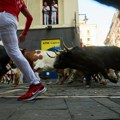 Mirno drugo trčanje bikova na San Ferminu, jedan trkač lakše povređen