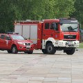 Vatra bukti kod Magliča! Požar izbio u borovoj šumi iznad Ibarske magistrale, na terenu vatrogasci i radnici "Srbijašume"
