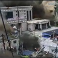 (Video) Prizori strave i užasa: Ljudi beže pred naletom vodenog džina, ali ih on guta; briše naselja, ruši mostove i zgrade…