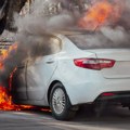 Manje od 5 minuta; Toliko je trebalo vatrogascima da stignu na parking i ugase zapaljen automobil u Novom Sadu