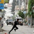 Palestinac ubijen u izraelskoj raciji, četiri Izraelca ranjena u oružanom napadu