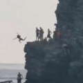 Horor snimak sa jadrana: Devojka prilikom skoka izgubila balans, ljudi u šoku gledali pad: "Mnogi su posle ovakvih vratolomija…