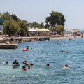 Na gradskoj plaži u Zadru se danima izlivaju fekalije: Kupačima prete crevna zaraza i druge bolesti