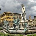 VIDEO Nemački turista oštetio čuvenu Neptunovu fontanu u Firenci: Popeo se na nju da se slika
