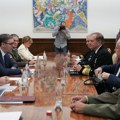 Vučić sa komandantom združenih snaga NATO: Očekujemo da KFOR zadrži statusno neutralnu poziciju
