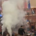 Poslanici u Skupštini Albanije aktivirali dimne bombe, zapalili poslaničke klupe (video)