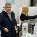Piksi obavio svoju građansku dužnost: Selektor fudbalske reprezentacije na glasanje došao sa suprugom (foto)