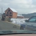 Povređena jedna osoba Sudarila se dva vozila, automobil sleteo sa puta i prevrnuo se (VIDEO)