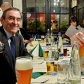 Srećan sam što sam posle 20 godina u prilici da sa njim popijem čašu piva: Vučić sa Božidarom Vučurevićem