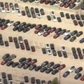 VIDEO: Tesla u SAD-u neprodate automobile čuva na parkingu napuštenog trgovačkog centra