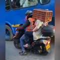 Ovaj snimak je razbesneo sve: Žena na motoru umesto kacige nosi plastičnu gajbicu, ljudi u šoku (video)