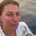 (Video): Milena Vasić (47) bez trunke šminke - Glumica preplanula od sunca uživa na čamcu u bikiniju i providnoj bluzi