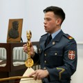 (Foto, video) Danilo nosi Vojnu uniformu i svira Gusle: Od detinjstva je sanjao Vojnu akademiju, a danas je tu pronašao i…