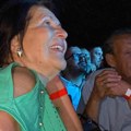 Cecini roditelji na koncertu u Nišu! U nepreglednoj masi ljudi uživaju u ćerkinom glasu - evo kako su se doterali za ovu…