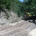 Уређује се макадамски пут према Гошеву