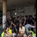 VIDEO Skup ispred DUNP-a: Kordon ispred ulaza u zgradu, načelnik policije pogođen u glavu