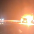 Gori automobil na: Auto-putu kod skretanja za Leskovac Vatra progutala celo vozilo (video)