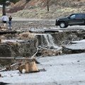 SAD: Tri osobe poginule u poplavama i klizištima u Kaliforniji, proglašeno vanredno stanje