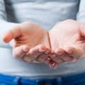 Obratite pažnju na ovaj simptom! Mnogi misle da je alergija, ali su u zabludi. Dlanovi mogu da otkriju problem sa jetrom