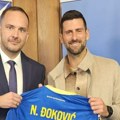 Новак Ђоковић добио посебан поклон у Зеници, дрес БиХ са бројем "1" за најбољег свих времена