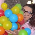 Od plastičnih dečijih loptica napravila sto poput skupih dizajnerskih: Potrošila nekoliko evra, sada je svi kopiraju (video)