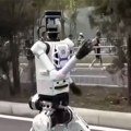 Velika trka: roboti brži od ljudi na maratonu u Kini