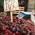 Trešnje sa 1.500 pale na 160 dinara! Na najjeftinijoj beogradskoj pijaci tezge prepune, ali prodavci zabrinuti: "Robe ima…