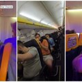 Novi jeziv snimak drame u avionu: Supruga drži Srbina da ne ispadne iz aviona (video)