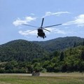 Helikopter MUP-a stigao na Stolove: U jednom naletu izbacuje 3.500 litara vode na požar
