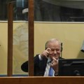 Imitirao fotoreportere na izricanju presude Tada je bio dobro raspoložen, sa njim u sudnici bio sin Darko (foto)