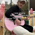 (Video) Plakaćete od miline: Pogledajte kako su papagaji ispratili Doli Parton!