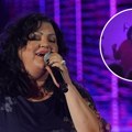 "Skloni to sa bine odmah": Pevačica vikala na kolege na nastupu, snimak sa šabačkog vašara kruži mrežama