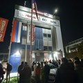 Група демонстраната ушла у просторије ТВ Информер и прекинула програм уживо (видео)