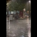 (Video) Nevreme napravilo haos u Zrenjaninu Ulice poplavljene, vetar čupa sve pred sobom...
