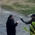 Jeziva slika s Kosova: Naoružan muškarac uperio oružje u monaha, vernici zaključani u konaku