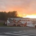 Nezgoda kod Stare Pazove: Autobus džudista Crvene zvezde skliznuo s puta (VIDEO)