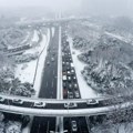 Hiljade vozila zaglavljeno na autoputu u centralnoj Kini zbog snežne oluje