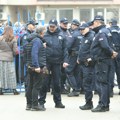 Majka tvrdi da joj iz Centra za socijalni rad nisu dozvolili da poseti decu koja su joj oduzeta: Građani i policija ispred…