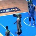 Šok scena na meču! Napucao loptom bivšeg NBA asa, pa počeo da ga davi, nastao opšti haos! Srpski trener uleteo na teren…